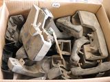 une boîte en carton remplie de morceaux de métal de toutes sortes