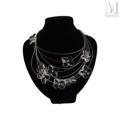 collier en argent orné de fleurs et de feuilles, présenté sur un mannequin noir