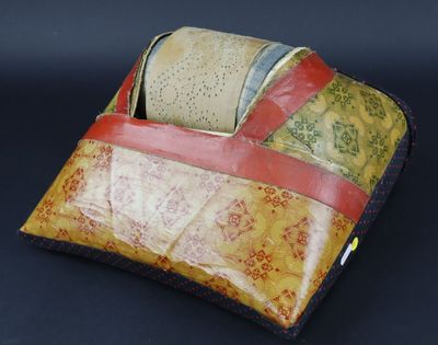 une photo d'un coussin décoratif confectionné à partir de vieux tissus