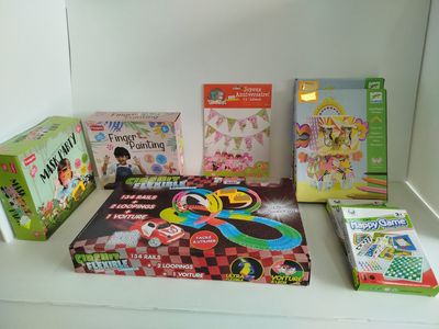 de nombreux jouets et jeux pour enfants exposés sur une étagère