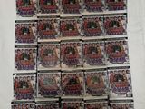 une pile de cartes de baseball posée sur une table