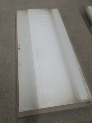 une porte blanche qui gît par terre