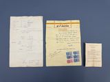 deux feuilles de papier et une feuille de papier posée sur une surface bleue
