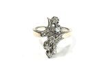 gros plan d'une bague en diamant sur fond blanc