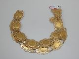 une image représentant un collier composé de pièces d'or sur un fond blanc