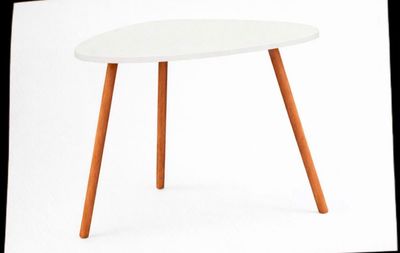 une table blanche avec des pieds en bois et un plateau blanc
