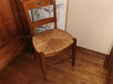 une chaise qui se trouve à côté d'une armoire dans une pièce