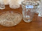 une table sur laquelle se trouvent de nombreux objets en verre