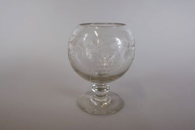 un verre posé sur une table