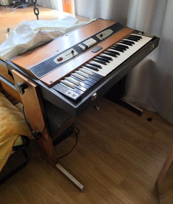 un clavier posé sur un bureau devant une fenêtre