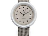 une image d'un gros plan d'une montre-bracelet sur un fond blanc
