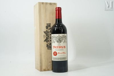 une bouteille de vin rouge posée à côté d'une caisse en bois