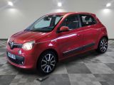 la photo d'une voiture rouge garée dans un garage