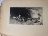 une photo en noir et blanc d'une femme assise dans l'herbe