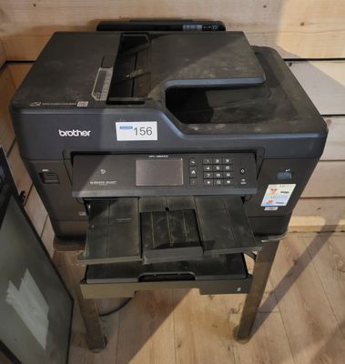 une imprimante posée sur une table