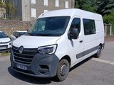 une camionnette blanche garée sur le bord de la route