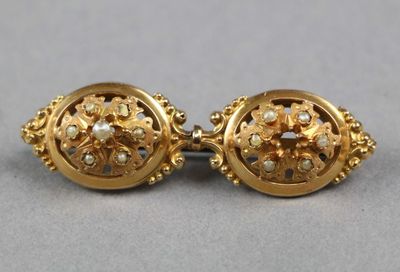 une photo d'une paire de boutons de manchette en or et diamants