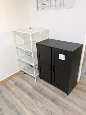 une armoire noire dans un coin de la pièce
