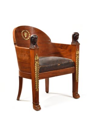 Rare fauteuil en acajou, le dossier plein en gondole, les ac… - Photo 1