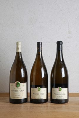 trois bouteilles de vin sont alignées sur une table en bois