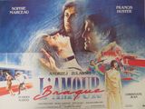 une vieille affiche de cinéma représentant un homme et une femme s'embrassant devant un train