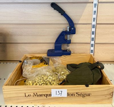 une boîte en bois contenant tout un tas d'objets