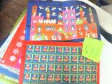 une pile de cartes posée sur une table, sur laquelle est posée une note