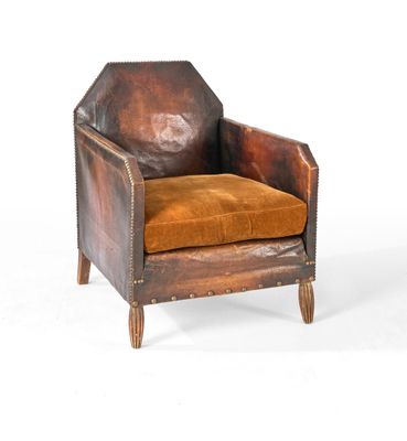 une photo d'un fauteuil en cuir marron avec un coussin marron