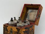 une petite boîte en bois contenant trois bouteilles