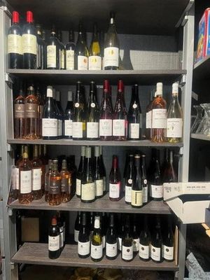 de nombreuses bouteilles de vin sur les étagères du magasin