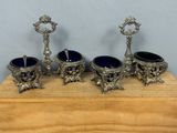 trois vases en verre argenté et bleu posés sur un socle en bois