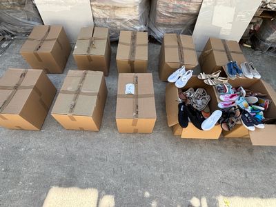 Lot de 10 cartons de vêtements et chaussures assortis – poid…