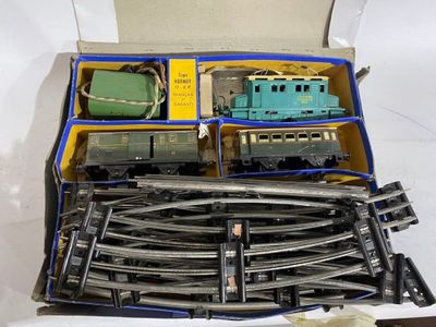 une boîte contenant un train sur une table