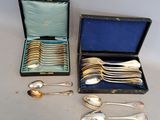 de nombreuses cuillères en argent et des cuillères dans un coffret