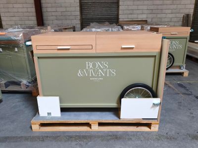 un chariot chargé de cartons dans un entrepôt