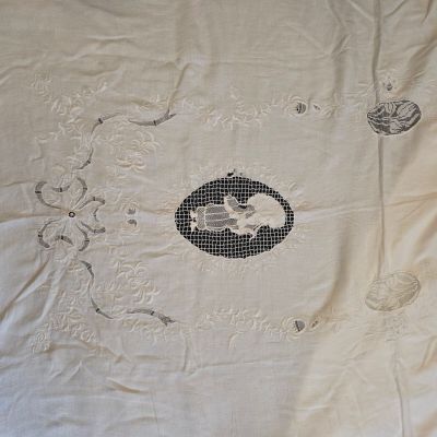 Nappe blanche en coton, brodée de chinois dans un encadremen…