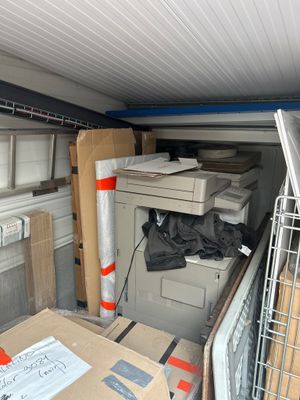 de nombreux cartons à l'arrière d'un camion de déménagement