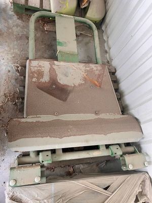une photo de toilettes dans une pièce sale