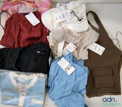 de nombreux types de vêtements exposés sur une table