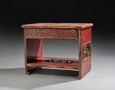 une petite table rouge avec un tiroir dessus
