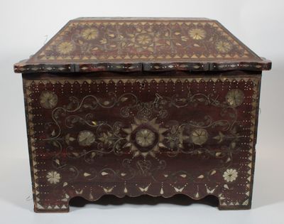 une petite boîte en bois ornée d'un motif floral