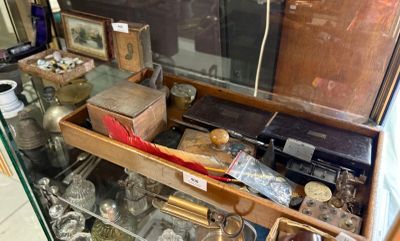 une vitrine en verre contenant divers objets