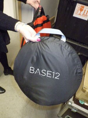 une femme qui tient un sac à la main