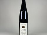la bouteille de vin est posée sur une surface blanche