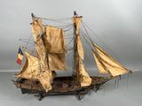 une maquette de voilier arborant un drapeau