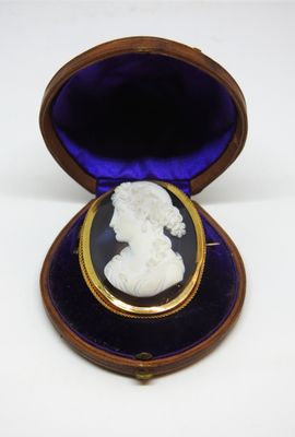 étui en velours violet orné de la silhouette blanche d'une femme de profil