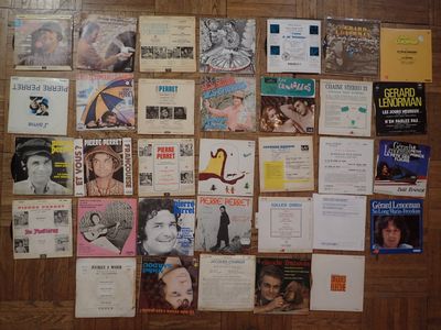 un mur recouvert de toutes sortes d'affiches