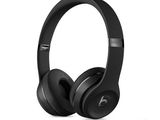 une paire d'écouteurs « Beats » sur fond blanc