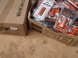 une boîte de piles posée par terre à côté d'un carton de piles