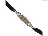 un gros plan sur un bracelet en cuir noir muni d'un fermoir en diamant